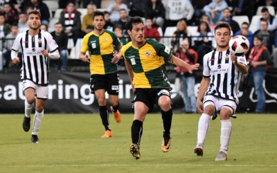 Josu Ozkoidi en una acció defensiva del partit d'ahir | Críspulo Díaz